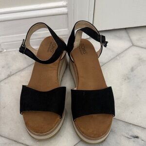 TOMS Women's Black and Tan Sandals